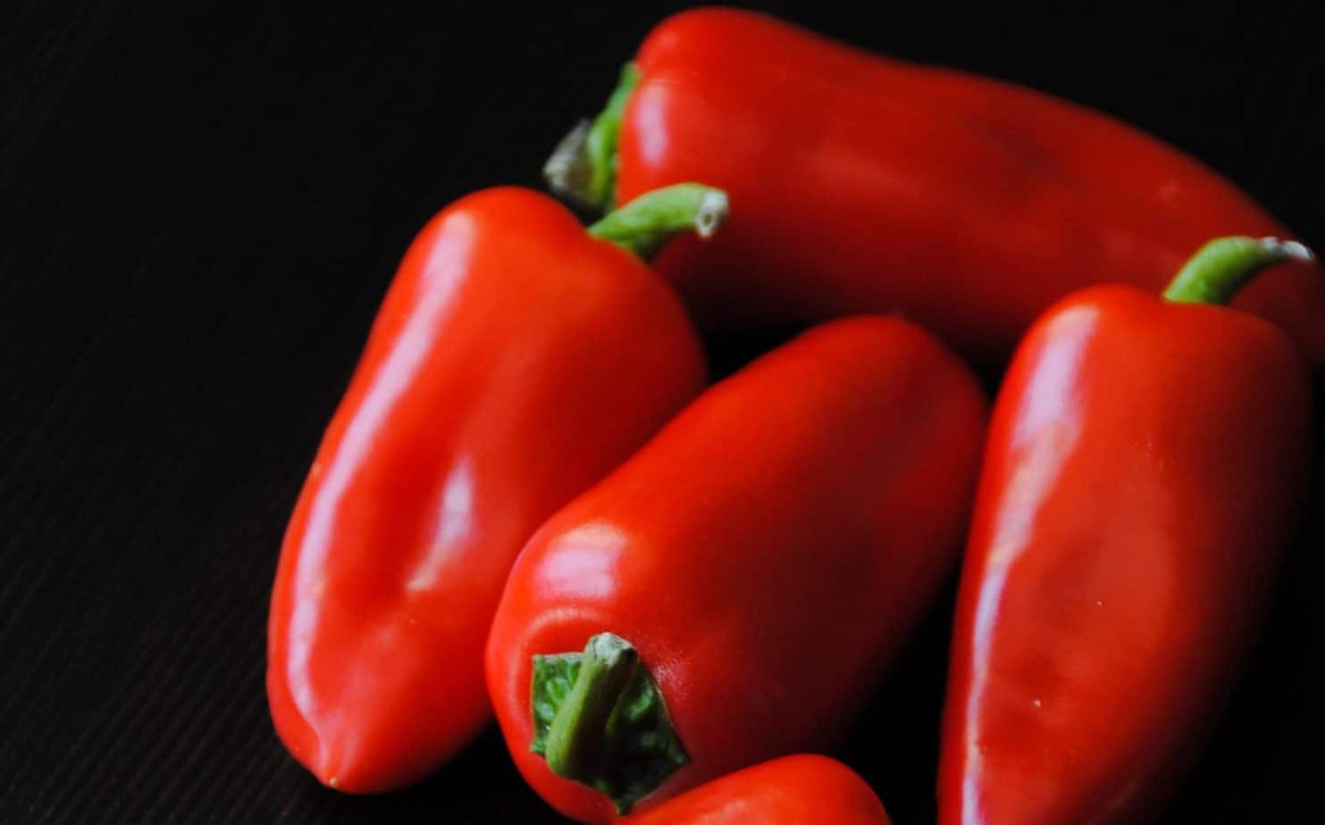 Growing Lipstick Pepper Plants (Overview and Easy Guide) Bountiful